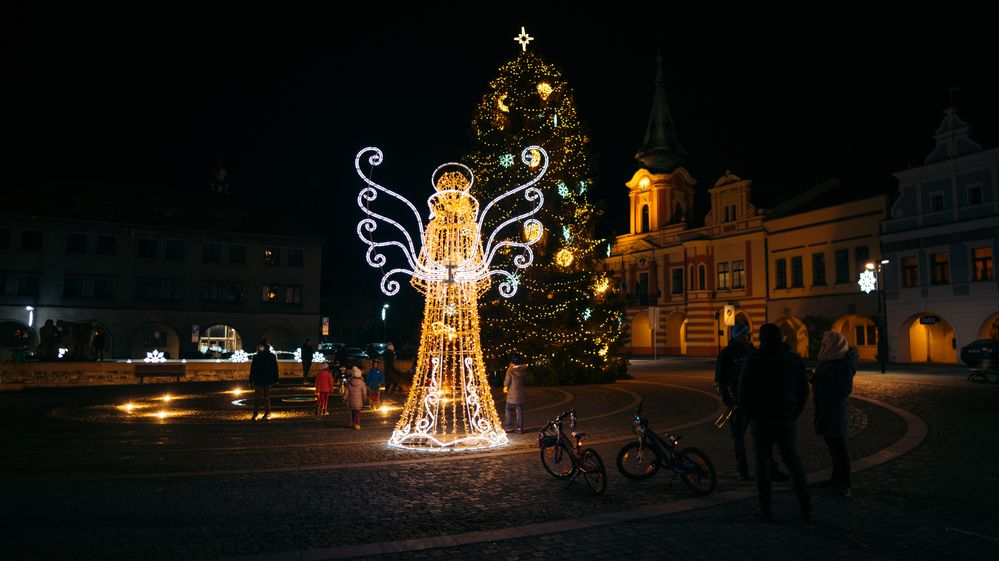 Podívejte, jak se Česko chystá na Vánoce: Světla stromků září do tmy